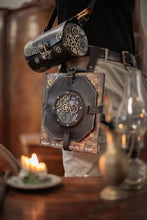 Laden Sie das Bild in den Galerie-Viewer, Portalibros de cuero steampunk