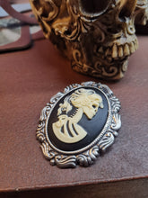Cargar imagen en el visor de la galería, Broches con camafeos variados