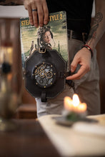 Laden Sie das Bild in den Galerie-Viewer, Portalibros de cuero steampunk