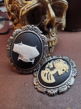 Cargar imagen en el visor de la galería, Broches con camafeos variados