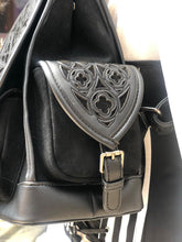 Load image into Gallery viewer, Mochila de catedral con rosetón bordado