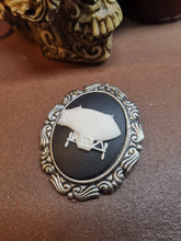 Cargar imagen en el visor de la galería, Broches con camafeos variados
