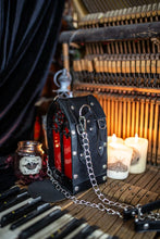 Laden Sie das Bild in den Galerie-Viewer, Pre-order Bolso de cuero de catedral vampirecore