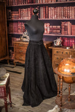 Cargar imagen en el visor de la galería, Falda victoriana terciopelo negro