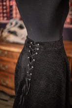 Cargar imagen en el visor de la galería, Falda victoriana terciopelo negro
