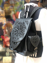 Load image into Gallery viewer, Mochila de catedral con rosetón bordado