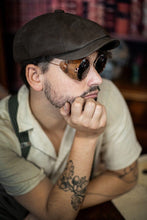 Load image into Gallery viewer, Gafas de sol steampunk con cuero grabado