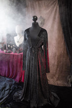Cargar imagen en el visor de la galería, Sobrevestido de terciopelo negro vampirecore