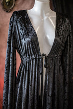 Cargar imagen en el visor de la galería, Sobrevestido de terciopelo negro vampirecore