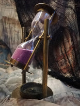 Laden Sie das Bild in den Galerie-Viewer, Reloj de arena rosa con brújula