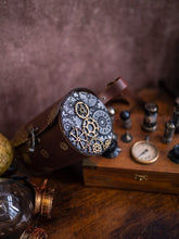 Load image into Gallery viewer, Bolso barril de cuero con grabados steampunk