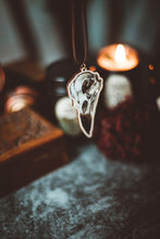 Cargar imagen en el visor de la galería, Colgante de calavera de cuervo en madera