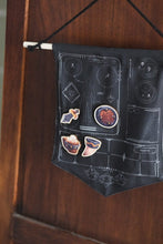 Cargar imagen en el visor de la galería, Set de pins bárbaro