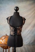 Cargar imagen en el visor de la galería, Corpiño esteampunk con damasquinado y craneos