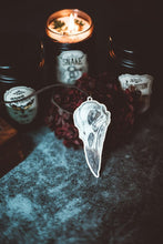 Cargar imagen en el visor de la galería, Colgante de calavera de cuervo en madera