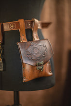 Load image into Gallery viewer, Bolsito de cinturón de cuero steampunk