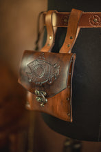 Load image into Gallery viewer, Bolsito de cinturón de cuero steampunk