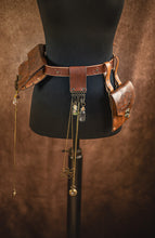 Load image into Gallery viewer, Bolsito de cinturón de cuero steampunk