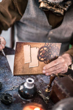Load image into Gallery viewer, Libreta Steampunk con reloj y carteles