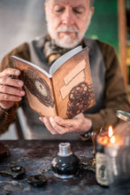 Load image into Gallery viewer, Libreta Steampunk con reloj y carteles