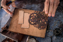 Load image into Gallery viewer, Libreta Steampunk con reloj y carteles