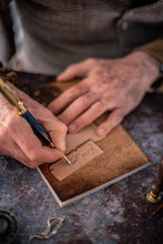 Load image into Gallery viewer, Libreta Steampunk con reloj y carteles