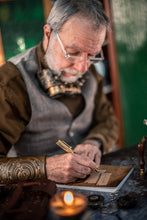 Load image into Gallery viewer, Libreta Steampunk con reloj y carteles