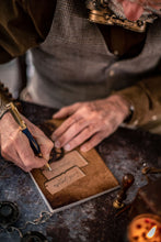 Load image into Gallery viewer, Libreta Steampunk con reloj y carteles