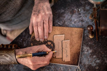 Load image into Gallery viewer, Libreta Steampunk con reloj y carteles
