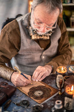 Load image into Gallery viewer, Libreta Steampunk con reloj y carteles