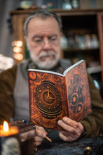 Load image into Gallery viewer, Libreta Steampunk con engranajes mecánicos