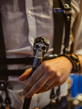 Load image into Gallery viewer, Bastón calavera con casco y goggles