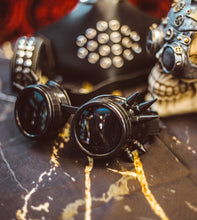 Load image into Gallery viewer, Goggles negras con puas