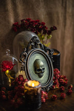 Load image into Gallery viewer, Marco estilo barroco con calavera