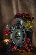 Load image into Gallery viewer, Marco estilo barroco con calavera