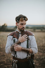 Cargar imagen en el visor de la galería, Gorjal de cuero steampunk