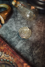Cargar imagen en el visor de la galería, Broche "Time Traveler"