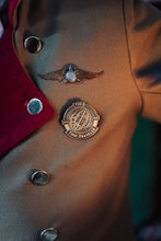 Cargar imagen en el visor de la galería, Broche "Time Traveler"