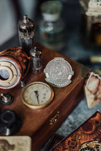 Cargar imagen en el visor de la galería, Broche "Time Traveler"