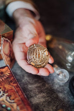 Cargar imagen en el visor de la galería, Broche "Time Traveler"