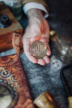 Cargar imagen en el visor de la galería, Broche "Time Traveler"