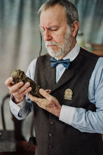 Cargar imagen en el visor de la galería, Broche "League of seriously elegant Gentlemen"
