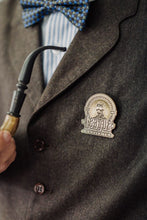 Cargar imagen en el visor de la galería, Broche "League of seriously elegant Gentlemen"