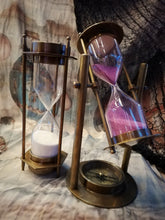 Laden Sie das Bild in den Galerie-Viewer, Reloj de arena rosa con brújula