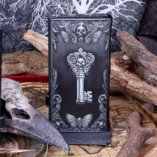 Cargar imagen en el visor de la galería, Cartera con calavera de cuervo