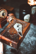 Cargar imagen en el visor de la galería, Colgante de calavera de cuervo en madera