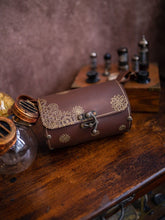 Load image into Gallery viewer, Bolso barril de cuero con grabados steampunk