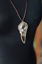 Cargar imagen en el visor de la galería, Colgante de calavera de cuervo en madera