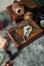 Cargar imagen en el visor de la galería, Colgante de calavera de cuervo en madera