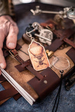 Cargar imagen en el visor de la galería, Llavero steampunk con globo aerostatico vintage